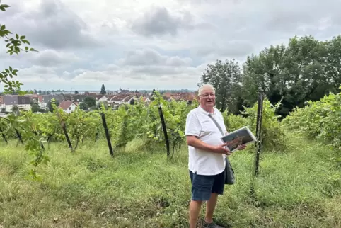 Wingert mitten in der Stadt: Gästeführer Peter Mohr im Grünen vor der Kulisse Edenkobens. 