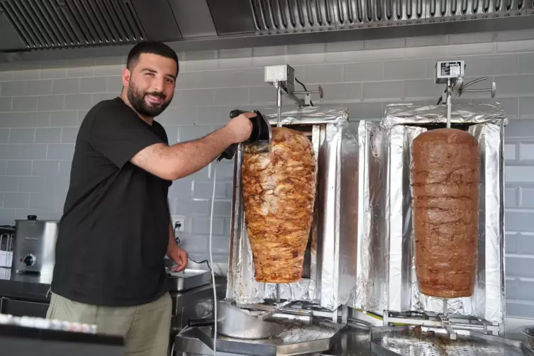 Enes Gülap von „Junior Siran Beef & Chicken“ befürchtet, dass durch eine europaweite Vereinheitlichung der Döner-Zubereitung die