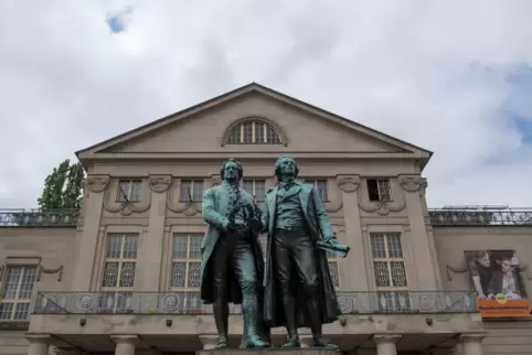 Das Goethe- und Schiller-Denkmal auf dem Theaterplatz in Weimar.