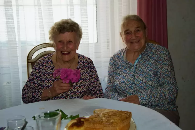 Yvette Didier (102, links) und Hildegard Schalter (85) treffen sich in Assenheim.