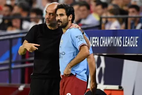 Pep Guardiola (l) und Ilkay Gündogan