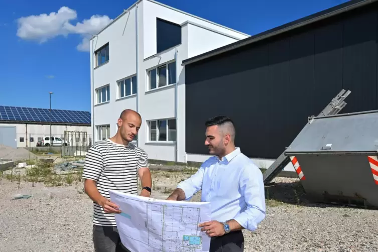 Seyithan Erkan (rechts) und Jonas Riesbeck vor dem Neubau der Firma in der Solarparkstraße in Lachen-Speyerdorf, der Ende des Ja