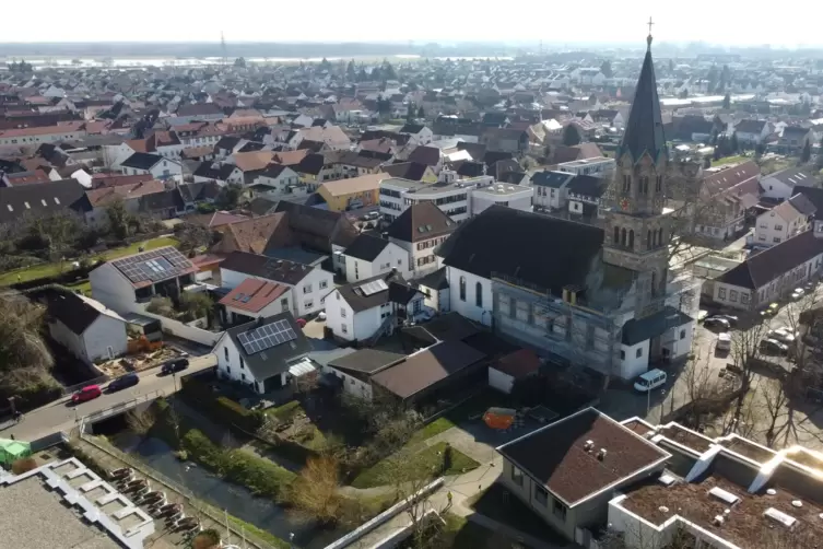 In der katholischen Kirche St. Mauritius wird die Einschulung der Fünftklässler der IGS gefeiert.