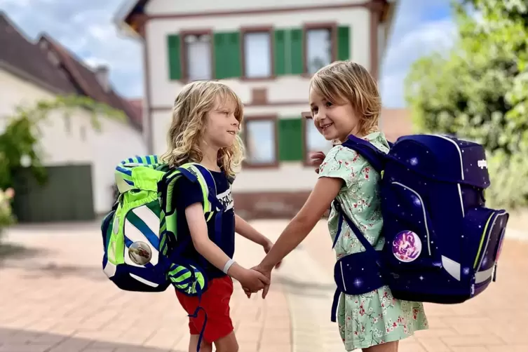 Felix Schwering und Frida Neumann, die Enkelkinder unserer Autorin, freuen sich auf ihren ersten Schultag.