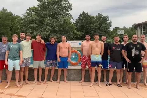 Auch zwei Ausdauereinheiten im Dahner Freibad mit Kai Kiefer (links) von der DLRG Dahn standen auf dem Trainingsprogramm der Man