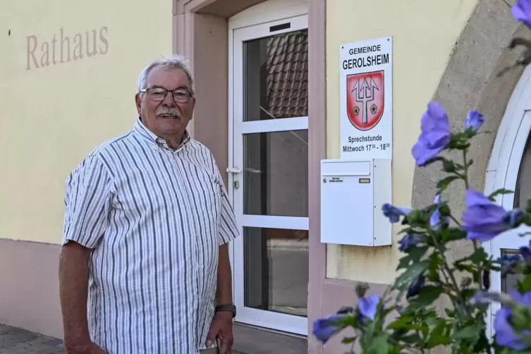 Erich Weyer vor seinem zweiten Zuhause, dem Gerolsheimer Rathaus. 