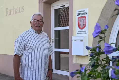 Erich Weyer vor seinem zweiten Zuhause, dem Gerolsheimer Rathaus. 