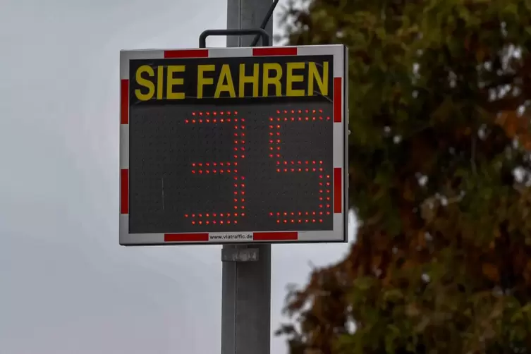 Neue Geschwindigkeitsanzeigen wären ein erster Schritt. Doch der Ortsbeirat möchte auch, dass die Stadt in einen festen Blitzer 