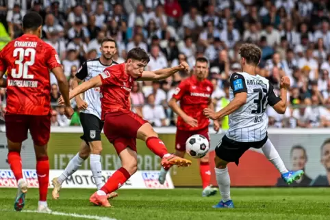 Kompromisslos bei der Premiere: Leon Robinson in seinem ersten Profieinsatz für den FCK in Ulm. 