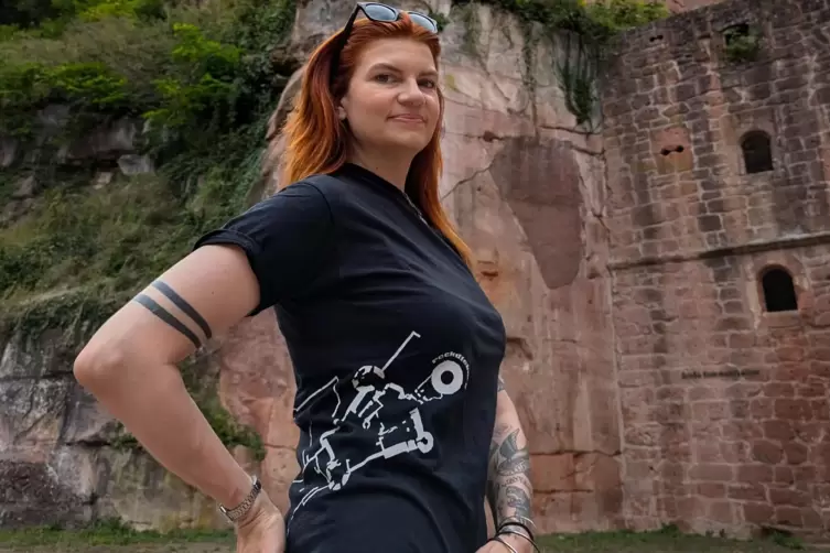 Melanie Kage trägt das Original „Rock die Burg T-Shirt“, das 2005 als Merchandise-Artikel für zehn Euro verkauft wurde und unter