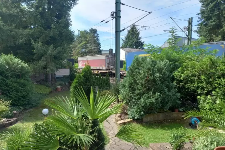 Die Idylle trügt: Nur wenige Meter hinter dem Garten fahren die Güterzüge vorbei.