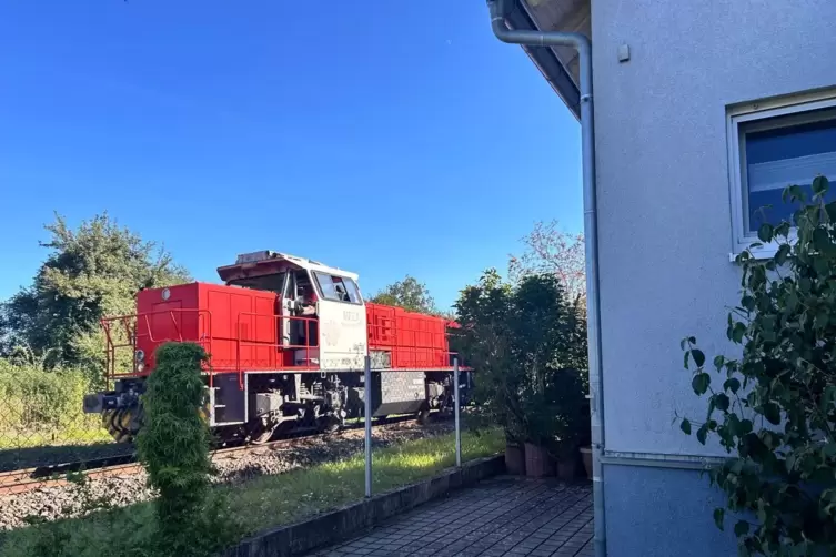 Auch in Hagenbach fahren die Züge knapp an den Häusern vorbei.