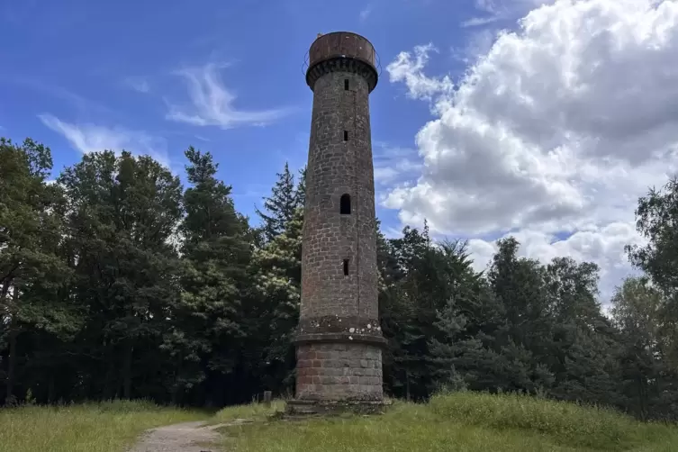 Nach dem König benannt: Der Ludwigsturm auf dem Blättersberg. 