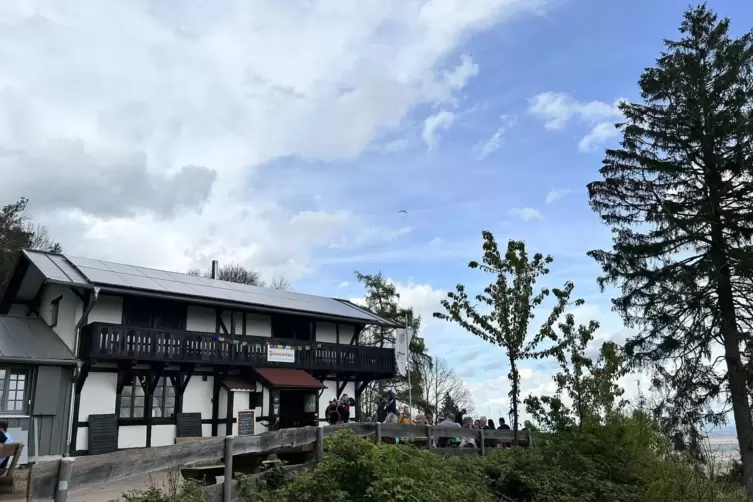 Vom Schweizer Haus, oberhalb von Weyher gelegen, lassen sich gut Gleitschirme beobachten. 