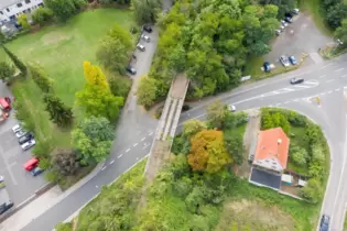 Kurz vor dem Viadukt in Kleinkarlbach soll der Radweg auf den Bahnkörper einschwenken. Davor wird er nach aktueller Planung auf