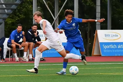 Da war das Knie noch heil: FKP-Mittelfeldspieler Thomas Selensky (in Weiß) beim Zweikampf mit dem Mainzer Ismael Wiegand. Im Hin