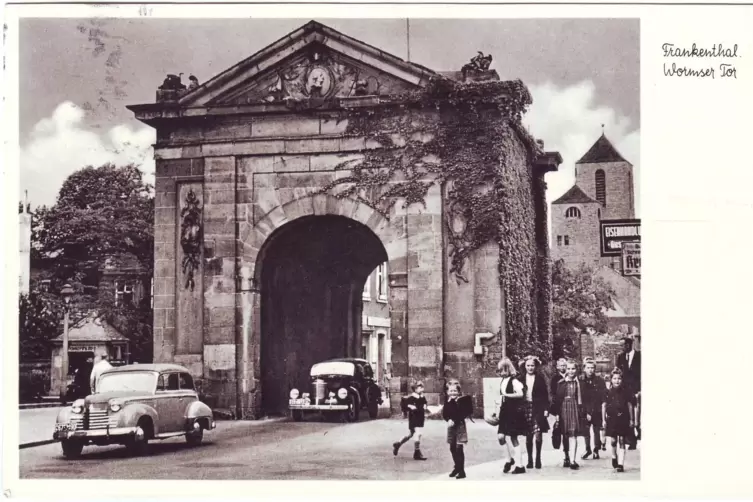 Ansichtskarte aus den 1950er- Jahren: Autodurchfahrt von Norden her durchs Wormser Tor.