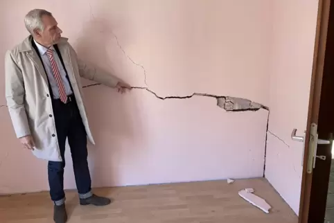 Wolfgang Schlachter zeigt Risse in der Wand einer der Wohnungen in der Schillerstraße 5. 