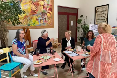 Landesministerin Dörte Schall (rechts) im Gespräch mit den Nel(i)e-Vertreterinnen Thea Habig (Mitte) und Kassenwartin Cornelia B