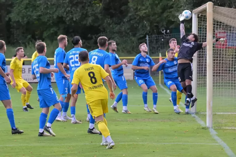 Lang, länger, am längsten: Tolga Barins Ecke senkt sich zum 1:0 für den FV Dudenhofen ins Netz.