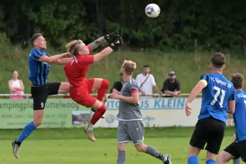 Kommt ins Rollen: FC Speyer 09 (blau).