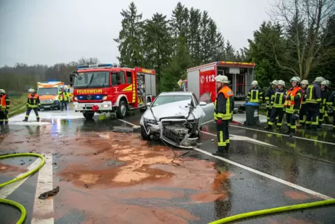 Autounfall an Kreuzung - Mutter und Söhne schwer verletzt