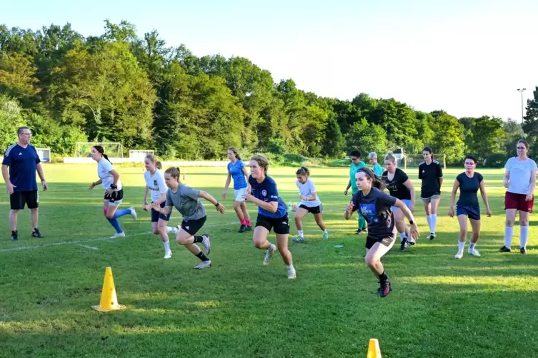 Montags immer in Schifferstadt: Die Fußballfrauen der SG ASV Waldsee/FSV Schifferstadt im Training.