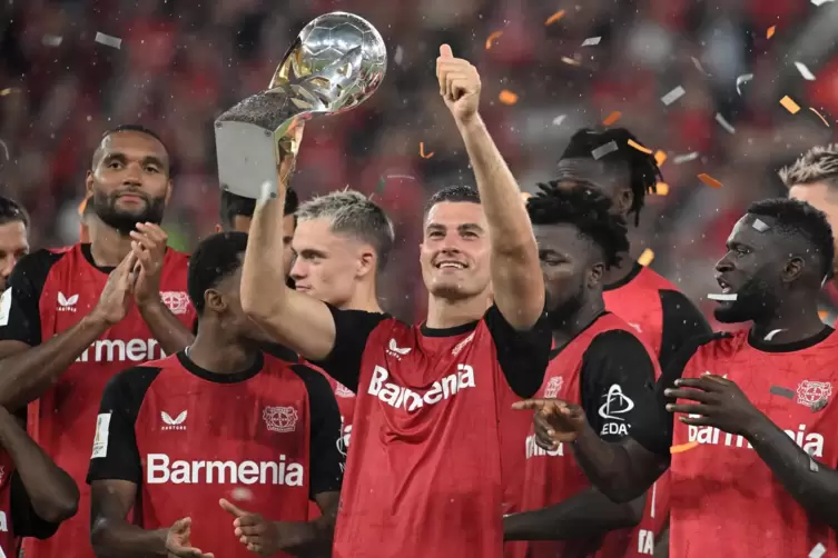 Bayer Leverkusen hat am Samstag den ersten Titel der neuen Saison, den DFL-Supercup gewonnen. 