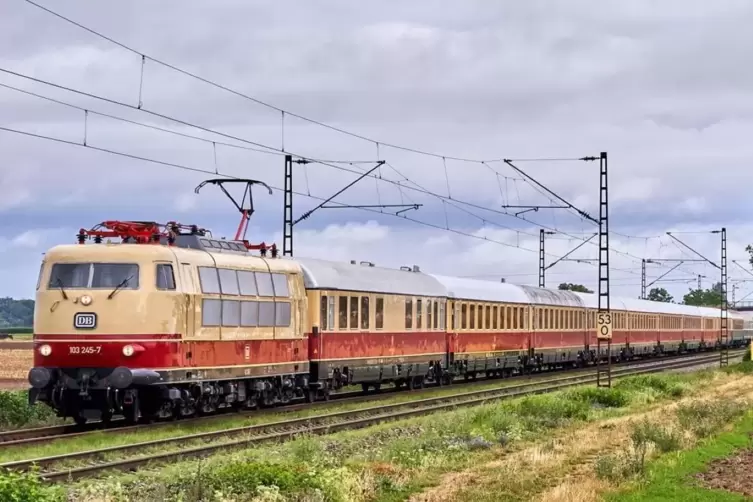 Auf Sonderfahrt: Schnellfahr-Elektrolok der Baureihe 103.