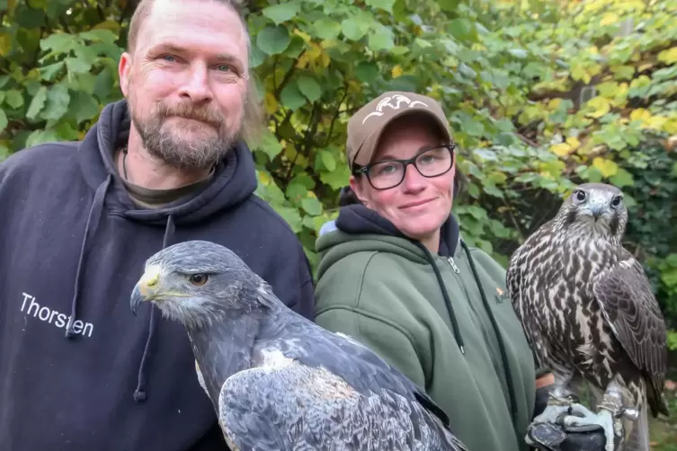 Sind Greifvogel-Liebhaber: Thorsten und Courtney Iwersen mit Blaubussard Zeus und Ger-Lannerfalke Maxi. 