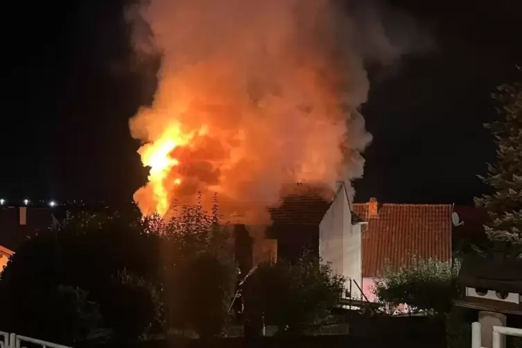 Nachdem die Frau in Sicherheit war, zündete das Feuer durch und das Haus in der Steigstraße stand in Vollbrand. 