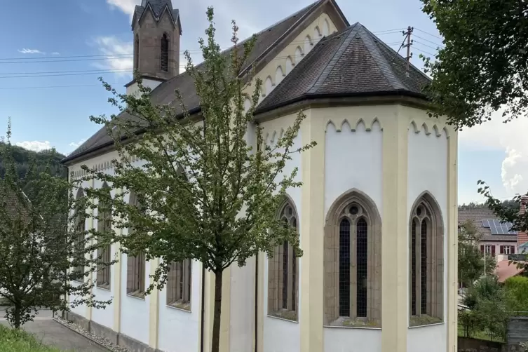 Rückansicht des 1851 eingeweihten Kirchenbaus mit Blick auf den Chor.