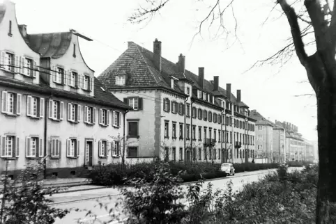 Die Mannheimer Straße zwischen der Nordbahnüberführung (rechts) und der Donnersbergstraße (links) Mitte der 1950er Jahre. Vor de