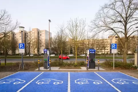 Leere Parkplätze  für Elektroautos