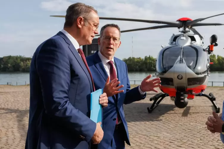 Ministerpräsident Alexander Schweitzer und Innenminister Michael Ebling (beide SPD) stellen die Hubschrauber in Mainz vor. 