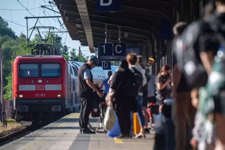 Reisende an einem Bahnhof