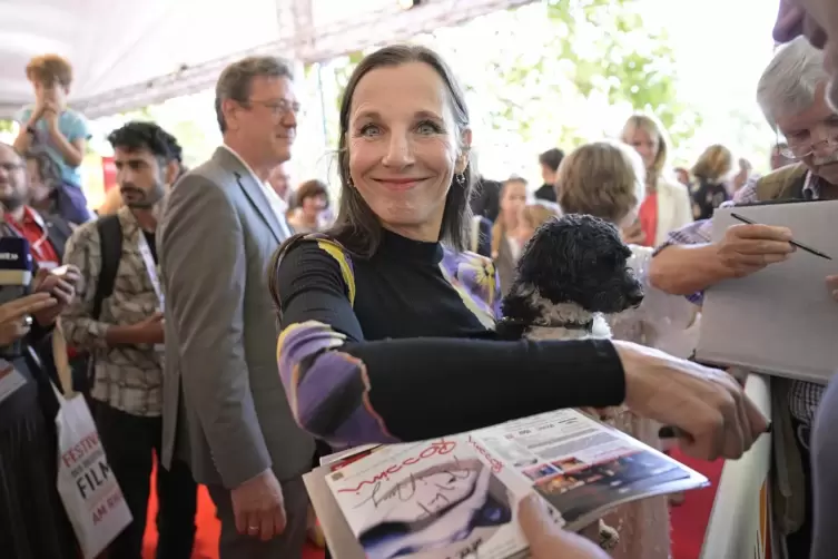 Bestens gelaunt, auch beim Autogrammeschreiben: Meret Becker war Stargast der Filmfestivaleröffnung und hatte ihren Hund Taxi da