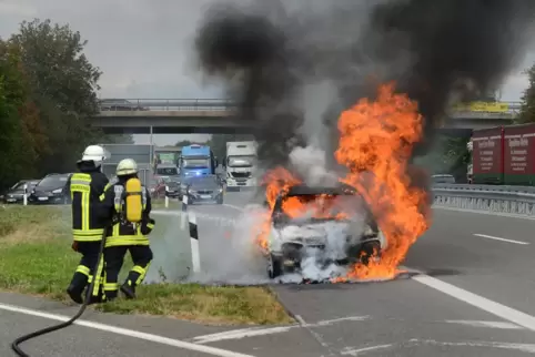 Klassischer, aber nicht alltäglicher Einsatz für die Feuerwehr: Auf der B9 brennt ein Fahrzeug, das die Wehrleute aus Römerberg 