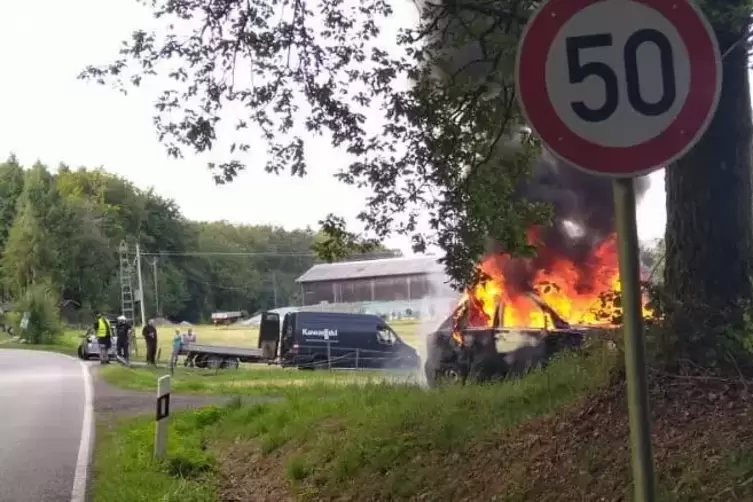 Warum das Fahrzeug brannte, ist noch nicht klar. 