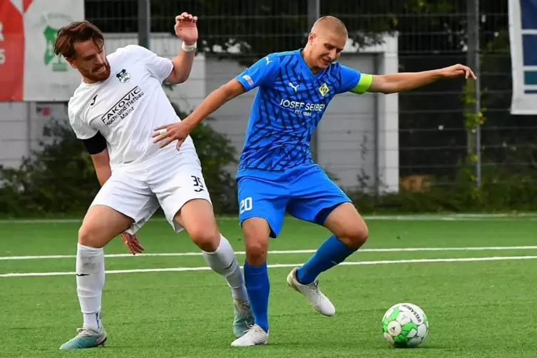 Kapitän Sebastian Stanjek (rechts), hier mit dem Mainzer Moritz Breier, hatte die große Chance, den SCH in Führung zu bringen.