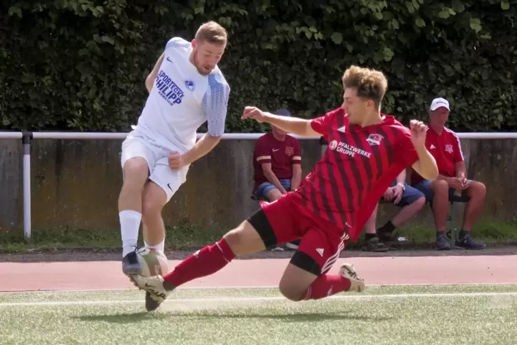 Szene aus der Verbandspokalpartie zwischen der TSG Wolfstein-Roßbach (rote Trikots) und SV Nanz-Dietschweiler: Finn Mahler (rech