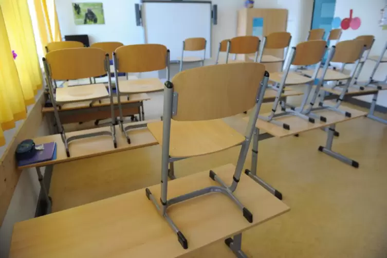 Alle Klassenzimmer sind sauber, und am Montag werden in rheinland-pfälzischen Schulen die Stühle wieder runtergestellt. 