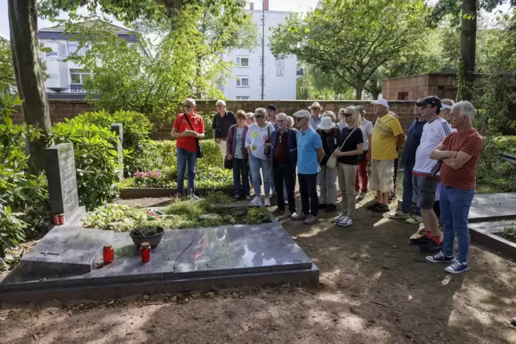 Ein Zwischenstopp bei der FCK-Friedhofstour wurde am Grab von Familie Liebrich eingelegt. 