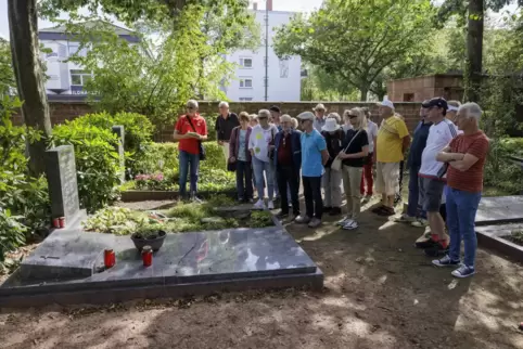 Ein Zwischenstopp bei der FCK-Friedhofstour wurde am Grab von Familie Liebrich eingelegt. 