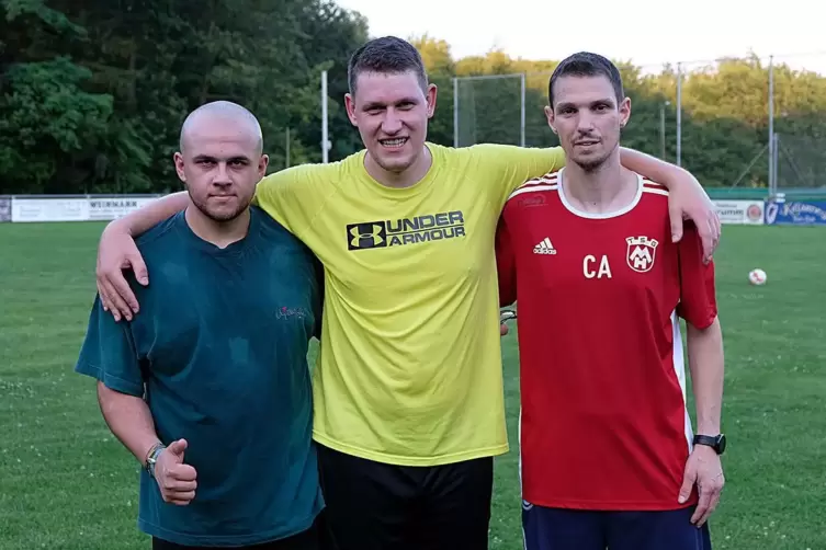 Mittelbachs Spielertrainer Christian Arnold (rechts) freut sich auf seine Neuzugänge Ben Seibert und André Müller (von links). A