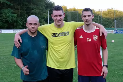 Mittelbachs Spielertrainer Christian Arnold (rechts) freut sich auf seine Neuzugänge Ben Seibert und André Müller (von links). A