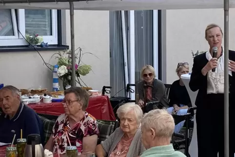 Sozialministerin Dörte Schall (SPD, auf dem Foto rechts) auf dem Sommerfest der Wohn-Pflege-Gemeinschadt am Dorfplatz.