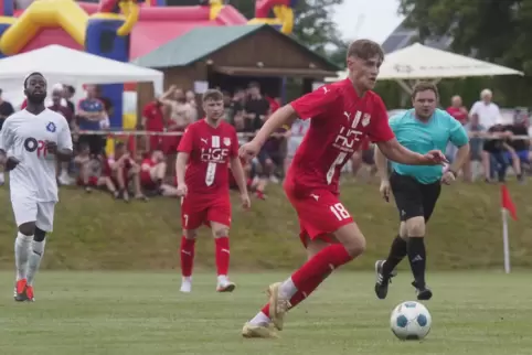 Kerwegefühl beim Spiel in Schönenberg, für das es kein glückliches Ende gab. Hier stürmt Nils Eckfelder vom TuS Richtung Alsenbo