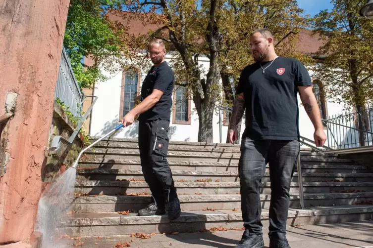 Die Schädlingsbekämpfer Lukas Dieser (links) und Patrick Gerlach sprühen das Insektizid in sämtliche Ritzen. 