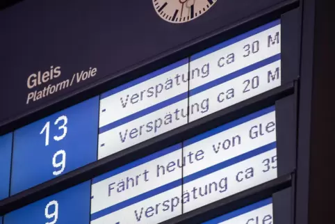 Verspätungen sind bei Bahnreisen oft ein Ärgernis. In ihrer eigenen Pünktlichkeitsstatistik wertet die Deutsche Bahn Züge mit bi